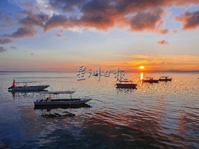 在马布岛享受美丽夕阳。
