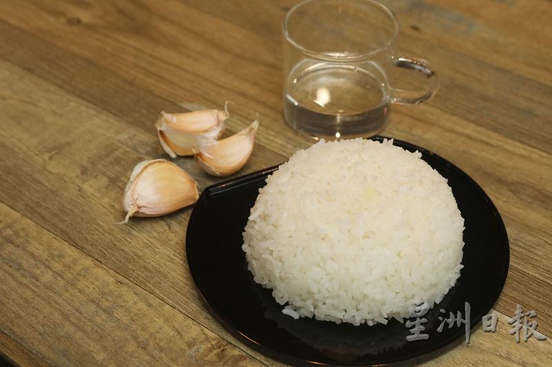加入蒜末及椰油炒香后的椰香油饭如椰浆饭般清香，口感也更加Q弹。