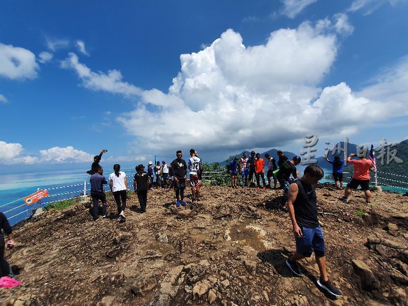 仙本那旅游业者7月中旬复业，波黑杜朗岛迎来了约百名本地游客登上山顶享受优美景色。