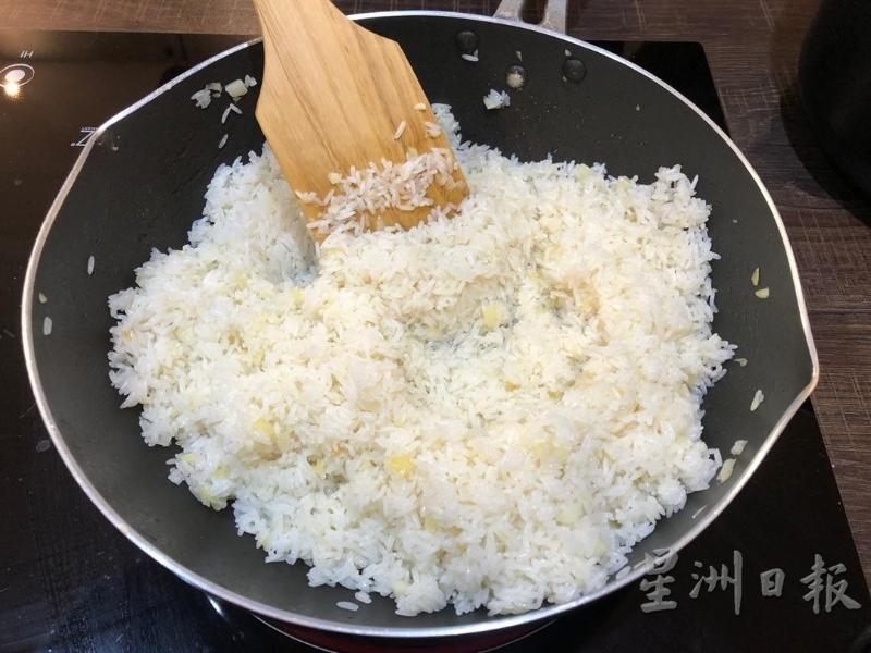 1.提前将白米浸泡10分钟，热锅后放入蒜末爆香后，再放入白米翻炒至香。