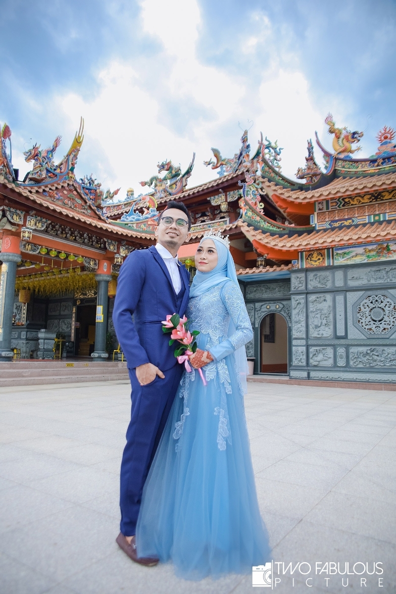 由于新娘哈丝妮达深受西天宫的建筑物吸引，新郎沙兹万便选在该庙拍摄婚照。