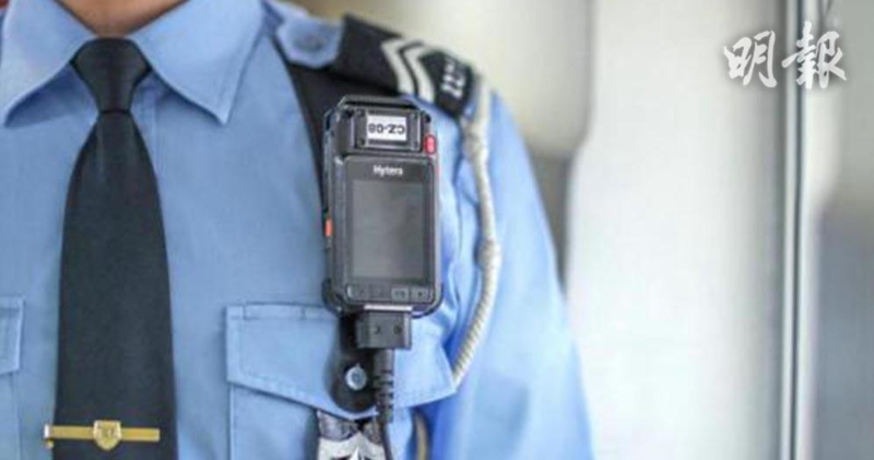 国外的执法人员，如警方等在多年前已经使用随身摄录机；图为澳门警方早在2018年3月开始，为巡逻警员配备随身摄录机作试用。（照片取自明报网站）