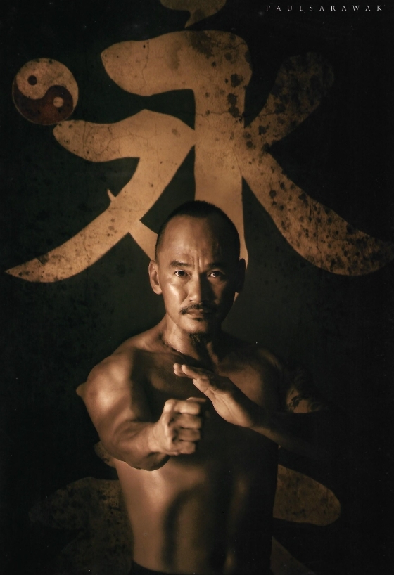 9岁那一年，江屏鸣打杂换武功，学的就是咏春拳；至今依然坚持练桩，练了四十余年。（摄影：Paul Sarawak）