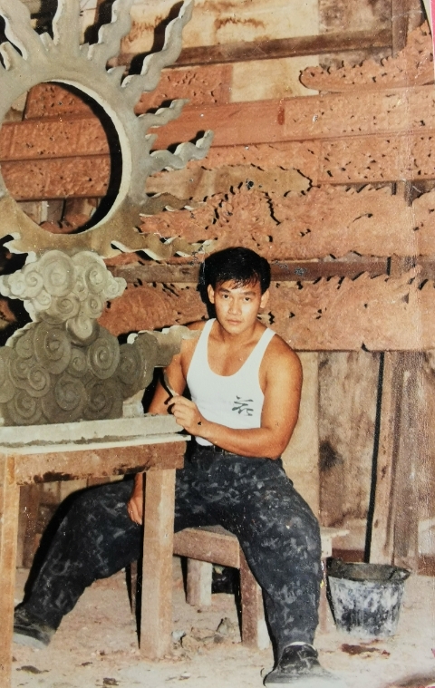 在江屏鸣21岁的时候，已经完全掌握木雕神龛的技巧了。