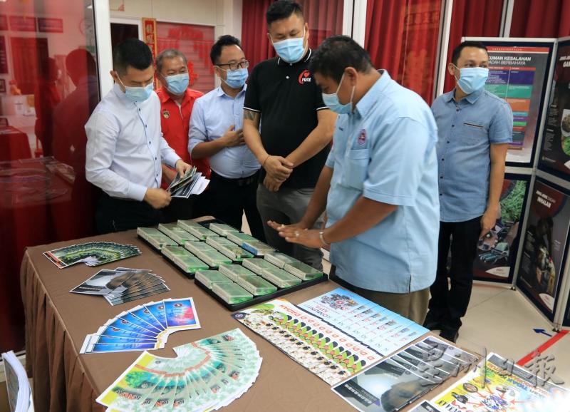 马来西亚国家反毒机构在森华堂展示毒品类别，让参与交流会的人士能对毒品有深一层的认知。