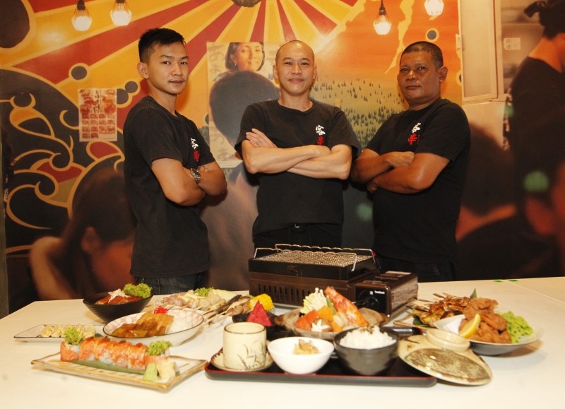 许文龙（中）连同过去工作的日本餐馆同事合作，为文良港居民呈献道地日本美食。左为刘少华，右是沙慕。