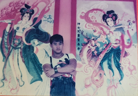 江屏鸣于1988年为砂拉卓凤山寺完成壁画浮雕，当时才22岁。