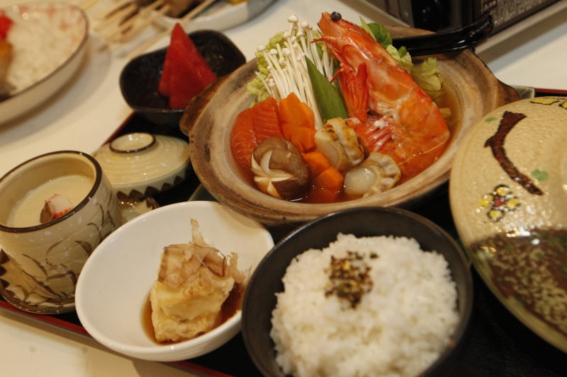 海鲜泡菜锅套餐（RM24.90）想要吃一顿饱食，那可要点一客附有小菜的套餐，保证让你吃得饱饱的。