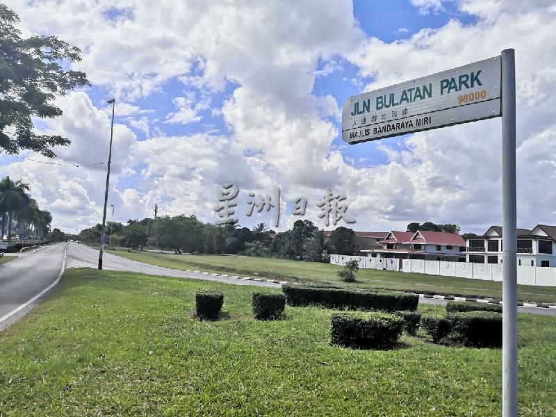 
人造湖公园陪伴美里人至少超过30年，竖立在公园前方路段就以它名字命名。
