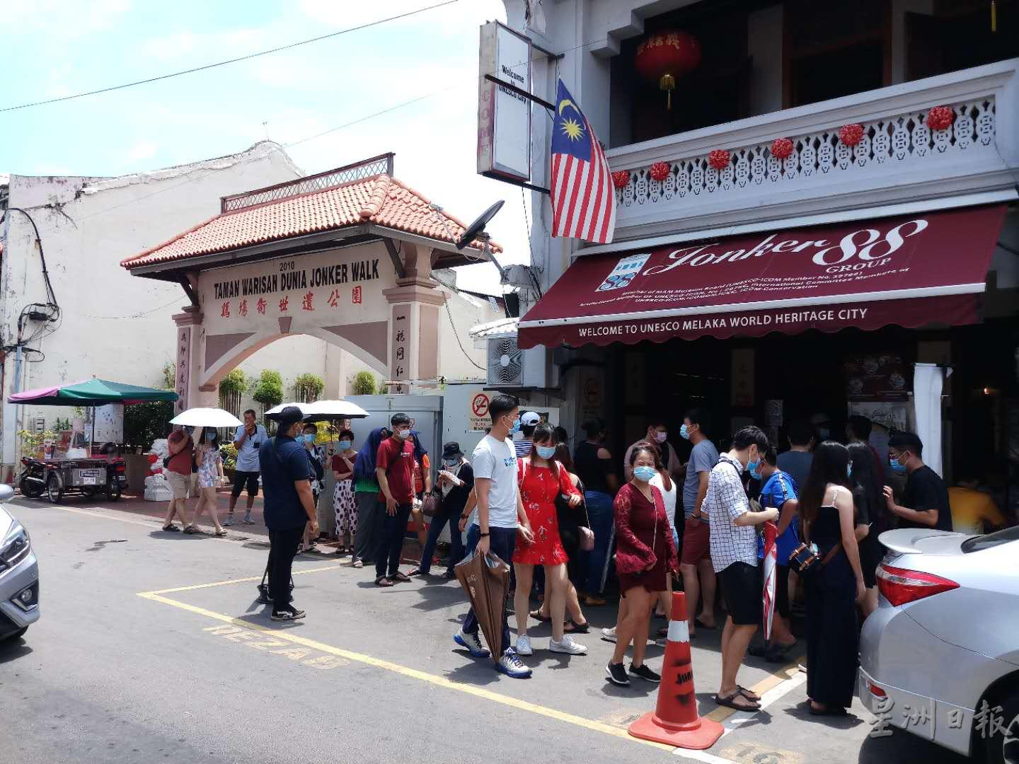 鸡场街一些小吃店外，排满了人等着进去品尝美食。