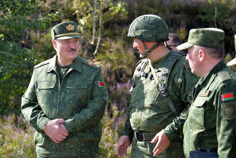 白俄罗斯在与与波兰边界附近的格罗德诺举行大规模军事演习，面临要他下台声浪的白俄总统卢卡申科（左一）上周六到场视察，期间与高阶军方人员交谈。（美联社照片）