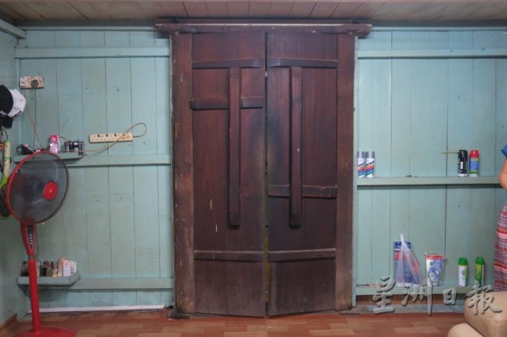 虽然屋子已翻新了不少，但陈氏家中仍保留着这道古老的木板门。
