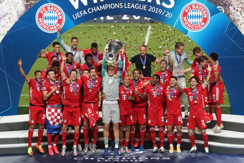 拜仁慕尼黑时隔7年重登欧洲之巅，这一夜在里斯本，他们是欧洲最佳球队！图为队长诺伊尔（中）捧起冠军，与全队来张大合照留念。（法新社照片）