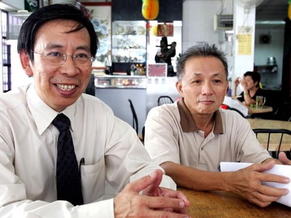 陈再藩（左）与陈徽崇（右）于2004年在新山一家咖啡店讨论二十四节令鼓活动时留影。