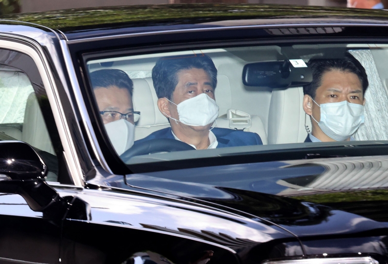 成为日本连续执政最长首相的安倍晋三周一早抵达东京庆应大学医院，日媒报道，安倍是领取检查报告。（法新社照片）