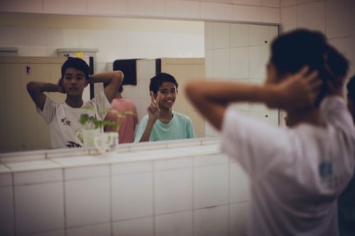 在后台厕所洗手的小演员，不忘向镜头打招呼。（摄影﹕陈子韩）