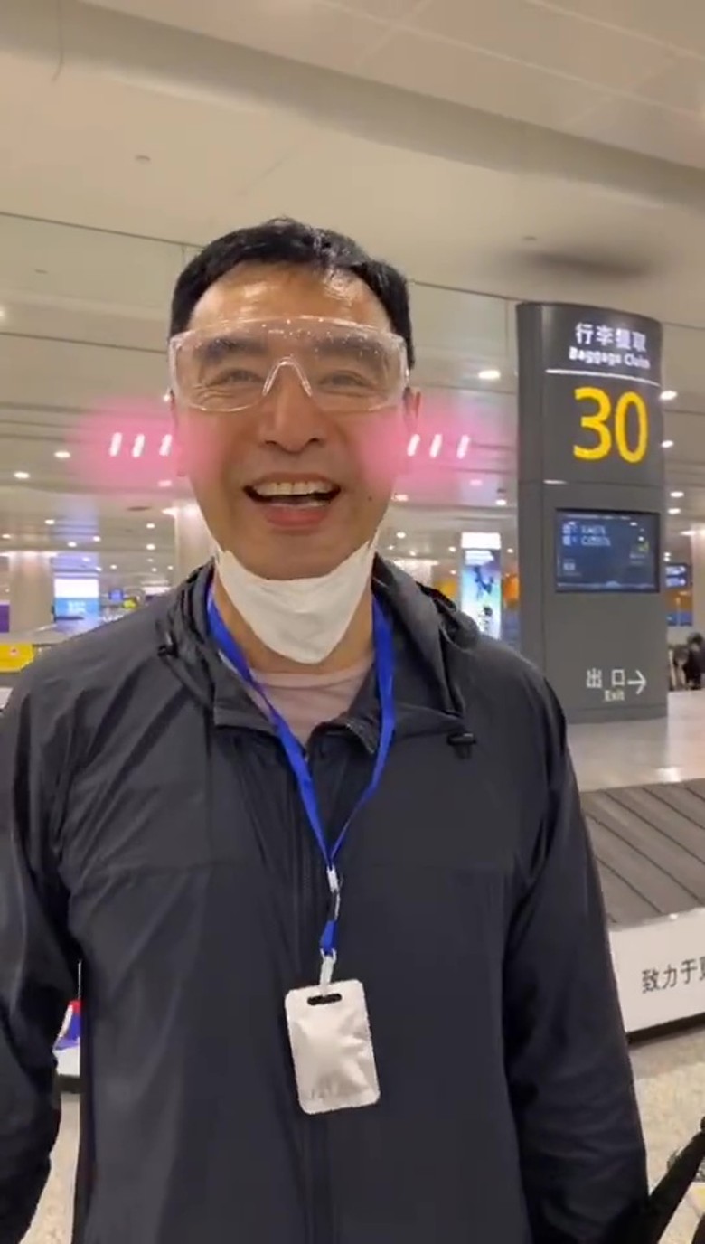 阿B一抵达上海机场即脱罩展露笑容， 说这是他“回到祖国的笑容”。