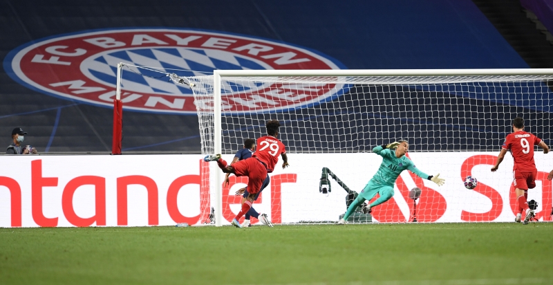 拜仁慕尼黑通过科曼（左二）头球破门，以1球力克巴黎圣杰门，赢得队史第6个欧冠冠军。（法新社照片）