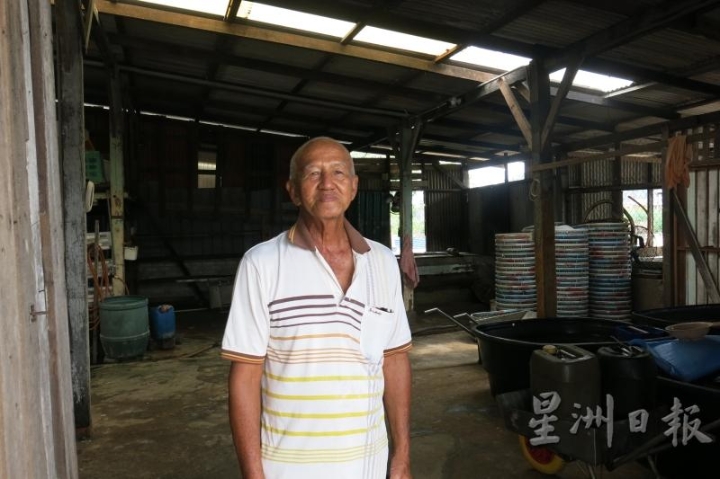 陈明财13岁就开始接手江鱼仔工作，如今已是个七十多岁经验丰富的老师傅。