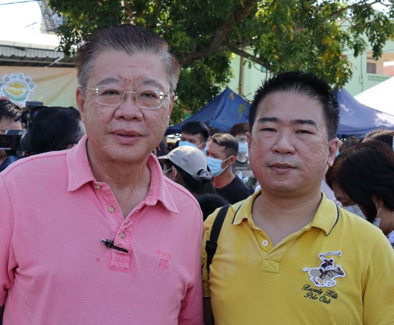 蔡长修（左）和邬一贤呼吁农民团结一致捍卫自身权益。