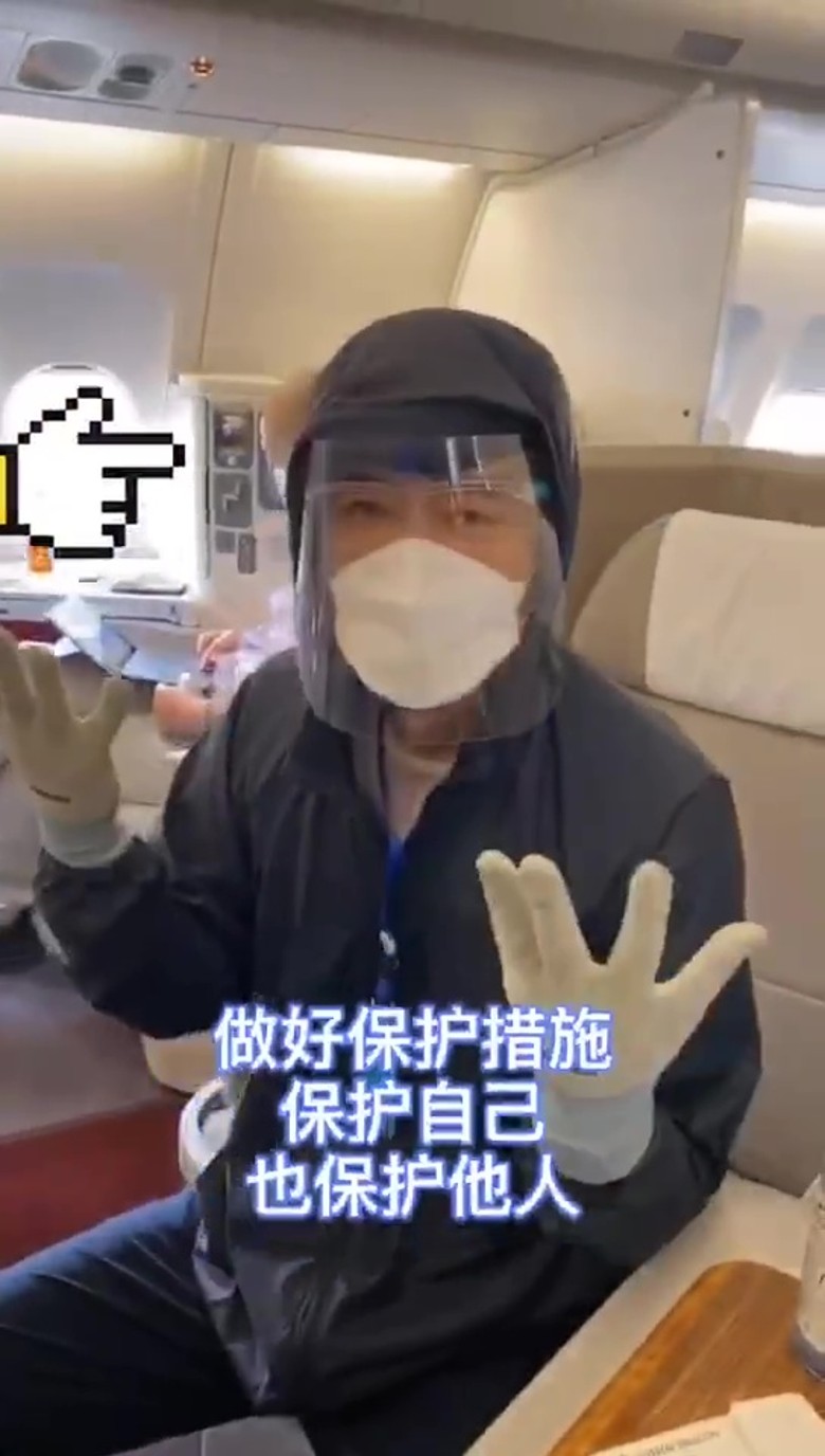 锺镇涛飞往上海开工，上机时做足防疫措施。