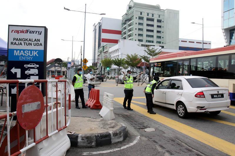 民众欲驶入拉惹敦乌达渡轮码头时，才被辅警告知情况。