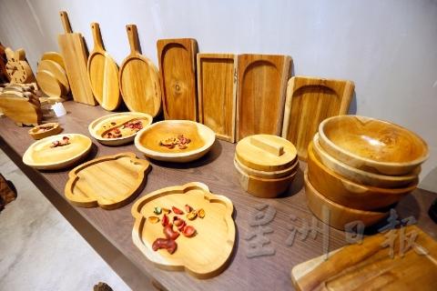 许京年指出，大型的树根家具，因为价格高，市场反应普通，倒是这些由柚木树桐制作出来的小型家具用品，获得许多人喜爱。