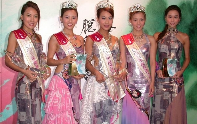 李施嬅(左)于2003年参选港姐，虽不入三甲，却夺得“最上镜小姐”及“才艺小姐”，当年她的名字叫“李诗韵”。