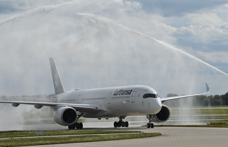 夺得欧冠杯冠军的拜仁慕尼黑班机24日抵达慕尼黑机场时，受到英雄式的洒水迎接。（法新社照片）
