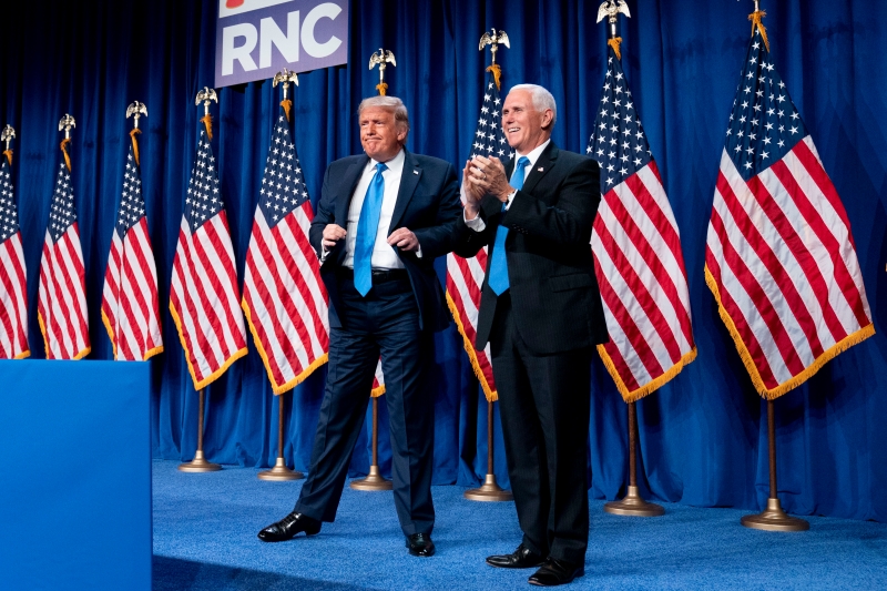 美国总统特朗普和副总统彭斯周一突然现身北卡罗来纳州夏洛特市的共和党全国代表大会开幕式。（美联社照片）