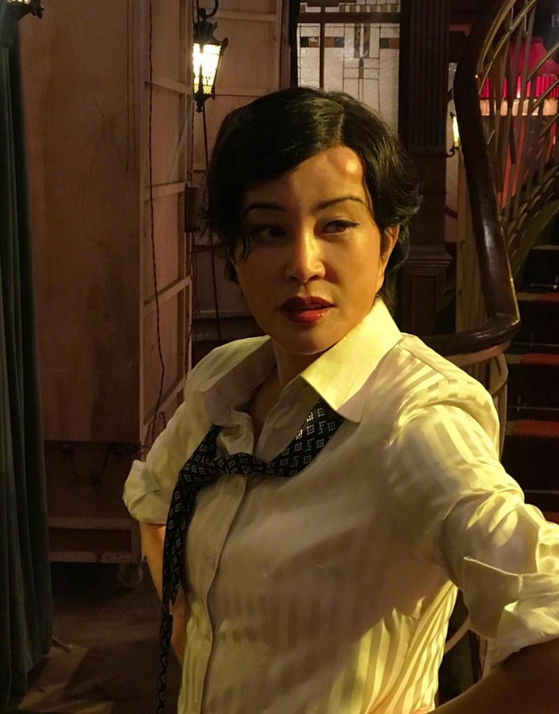 刘晓庆在电影《八佰》饰演蓉姐，额头肿胀的她在冰敷后带伤工作，十分敬业。