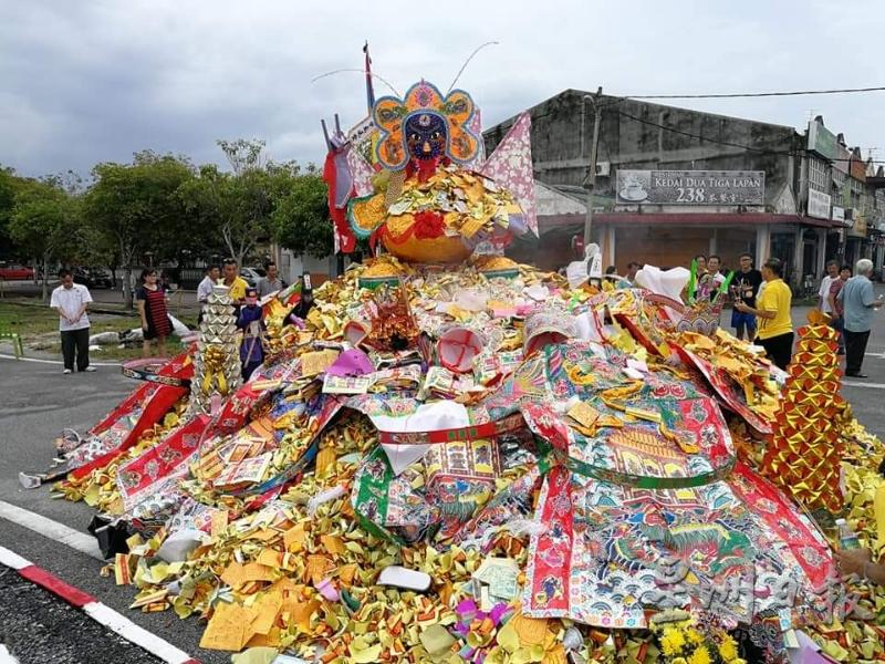 往年的中元祭祀活动,吸引众多善信参与。