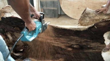 步骤3：切割腐烂或较软的部分，然后根据木头的大小造型，决定是否要分割成小块木头。