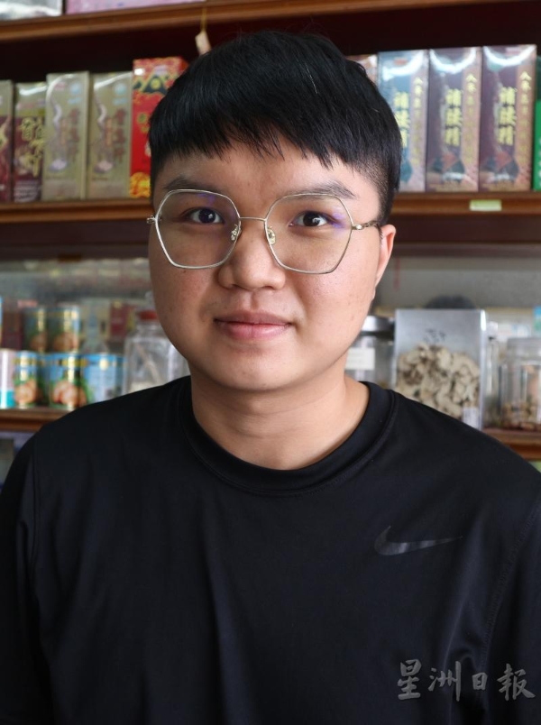 尤华祥：年轻人偏爱甘甜的凉茶，凉茶原料则属菊花最畅销。