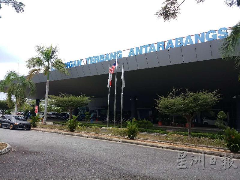  亚航在3月份就撤出马六甲国际机场，目前只有马印航空在操作。