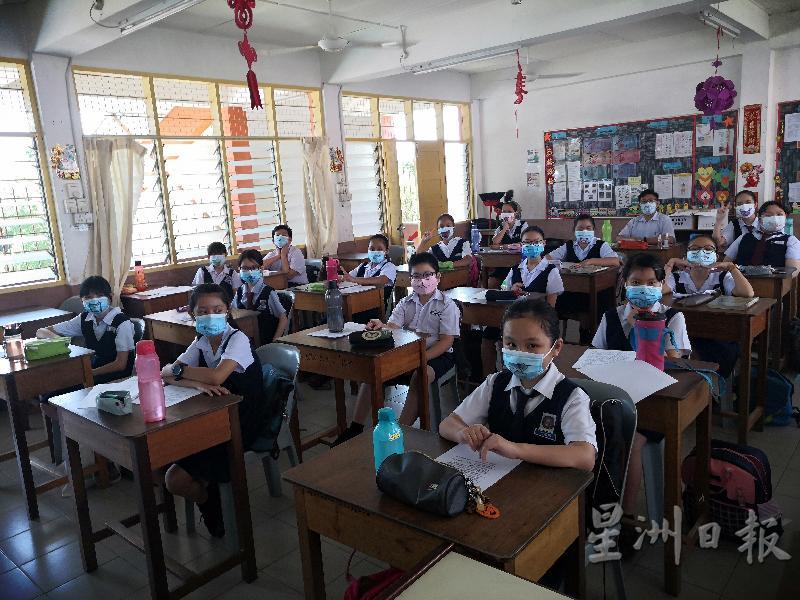 实比荷华文小学五年级学生日前上华文增广课上，在口罩外画上笑脸，“苦中作乐”。