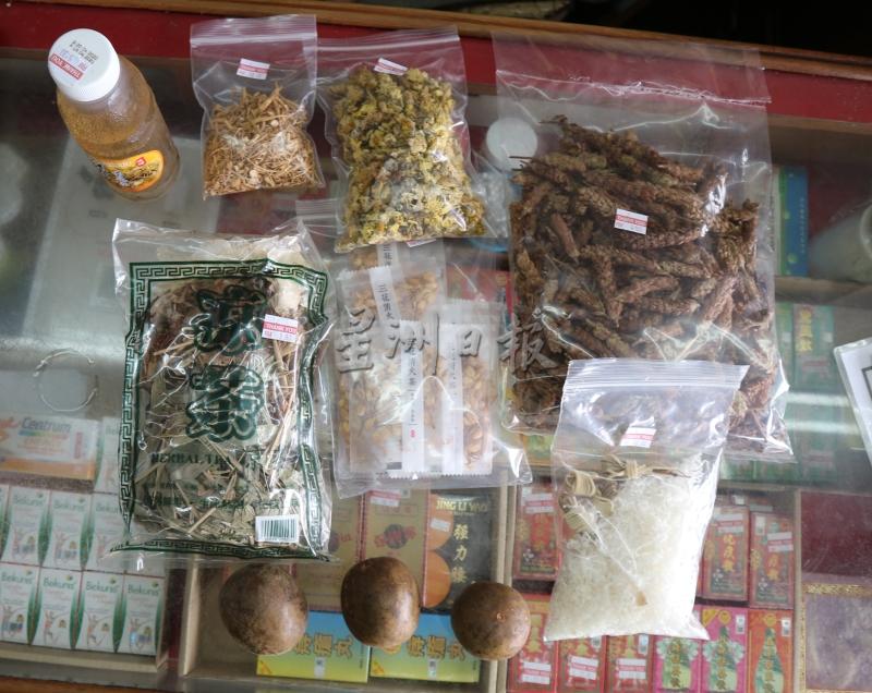 罗汉果、金银花、菊花、洋参须、羚羊是凉茶里常见的药材。