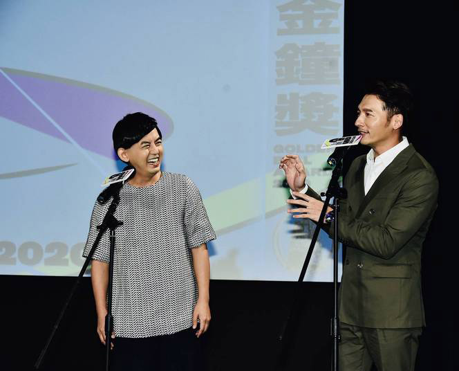 去年获得综艺节目主持人奖的黄子佼（左）和去年获得戏剧节目男配奖的温昇豪一起公布电视金钟奖入围名单。