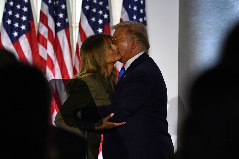 梅兰妮发言结束后，特朗普献上一吻。（图：法新社）