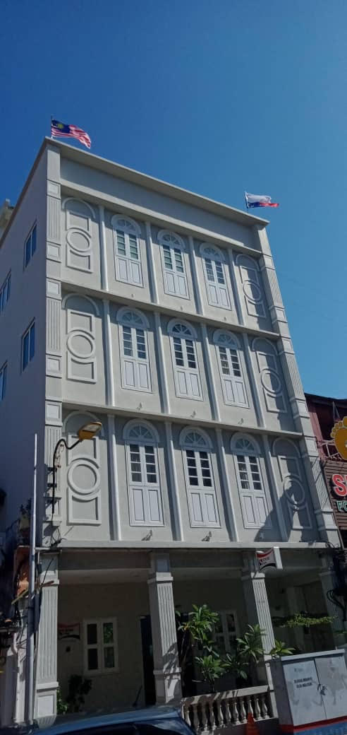 酒店员工不小心把州旗绑反,市民们在社交网站传发,引起警方关注。