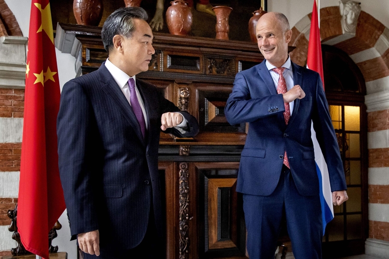 中国国务委员兼外长王毅（左）在荷兰，与荷兰外相布洛克（右）会晤。（法新社照片）