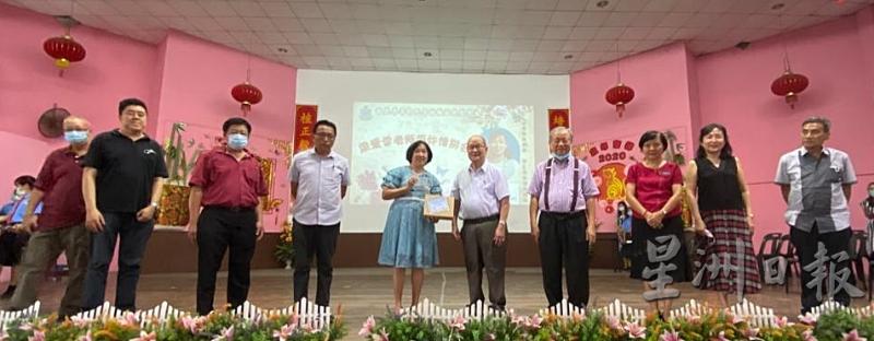 李醒农（右五）在校长及董家协成员的陪同下赠礼予梁爱香，欢送其荣休。