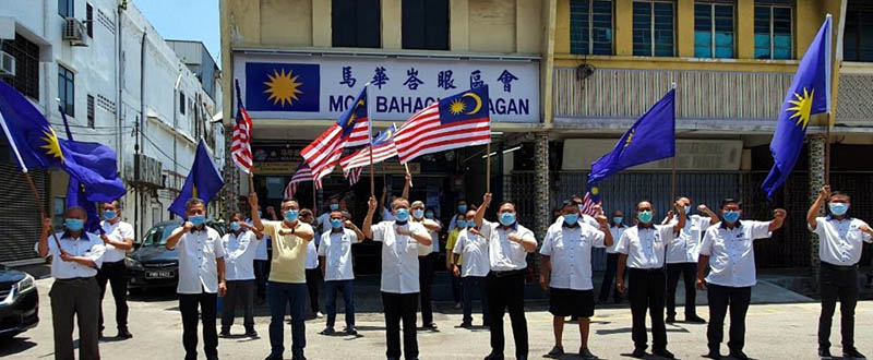 陈德钦（左四）到访马华峇眼区会与党员交流后，在会所前挥舞辉煌条纹和马华党旗，展现爱国情操及鼓舞党员士气。左五是陈诠峰。