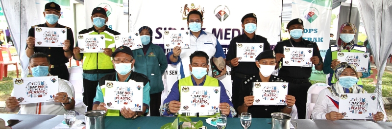 霹雳州环境局推介“零塑胶袋运动”。前排左起为阿都阿兹、罗斯里、阿末赛迪；右起阿芝莎、查米尔。