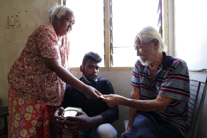 印裔婆孙念旧情，主动照顾华裔孤老邻居长达10年，近来2个月因为叶书万居住处拆迁而接回家照料。


