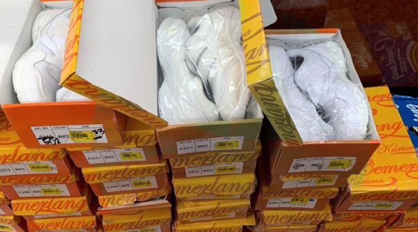 Various sizes of white shoes to be given away. SIN CHEW DAILY