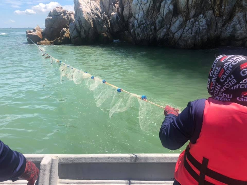 森州渔业局官员在丹绒端蓝湖湾，发现大量经过布置的渔网，并揭发渔民在海洋保护区非法捕鱼的事件。