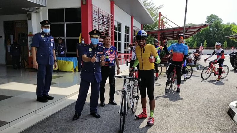 法鲁姆尼（左四）抵达峇都交湾槟州消拯局，完成他2020公里的目标，沙阿敦（左二）率队迎接招待。