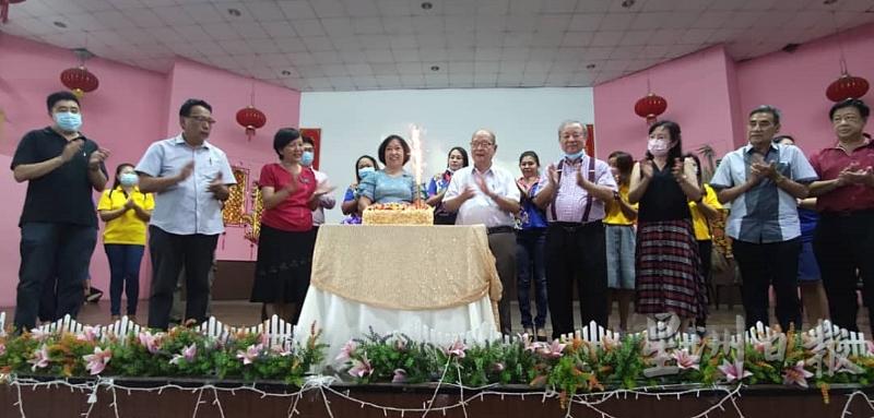 学校三机构联同师生们为梁爱香（前左四）庆生。　