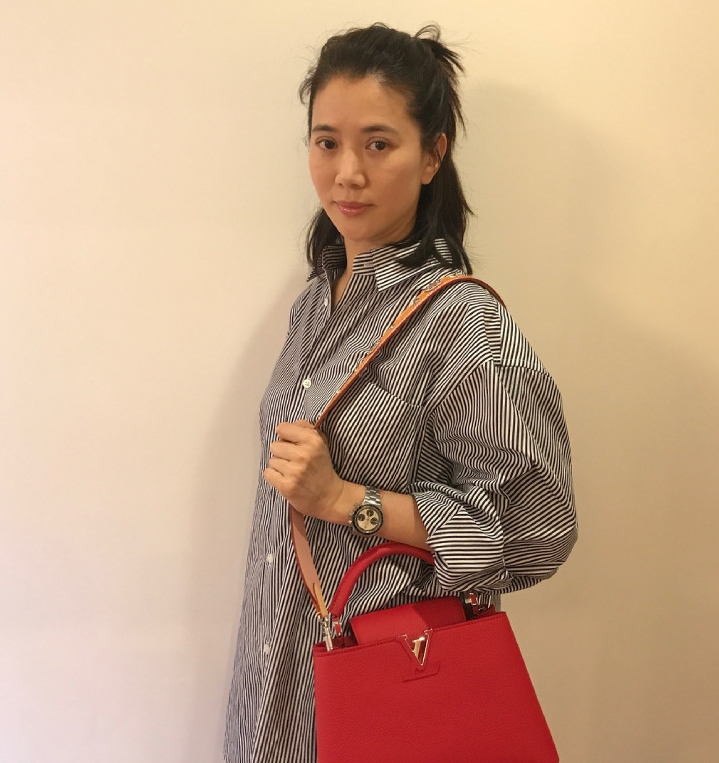 网上估计，张智霖婚后已豪砸1078万令吉扫各种名牌包包送给老婆袁咏仪，包括这款红色Louis Vuitton包。